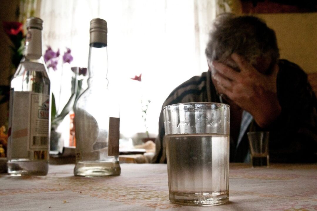 Nedostatok kontroly nad množstvom pitia je znakom rozvoja alkoholizmu